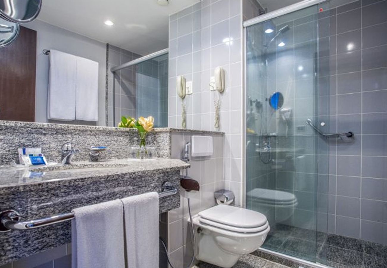 Apartamento em São Paulo -  Blue Home Verbo Divino | Apartamento com Cama Solteiro, arrumação, enxoval e com quadra de tênis - by Migro Home